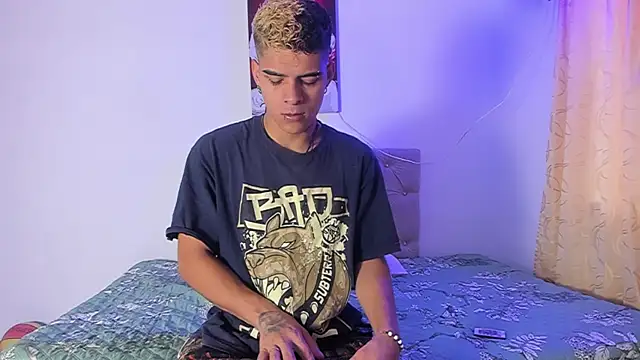 Snapshot of wyatt_3 chatting on 09.19.25 wyatt 3 online show from 09.19.25