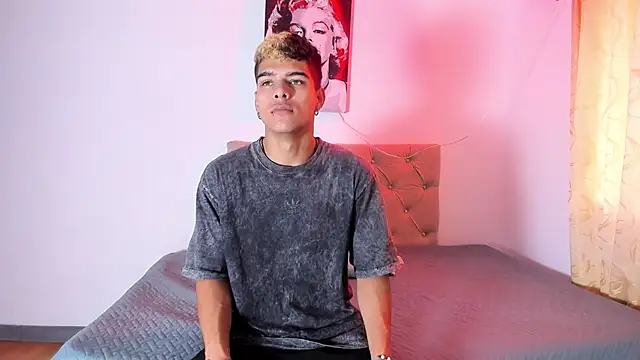 Snapshot of wyatt_3 chatting on 09.29.25 wyatt 3 online show from 09.29.25