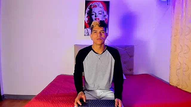 Snapshot of wyatt_3 chatting on 09.30.25 wyatt 3 online show from 09.30.25