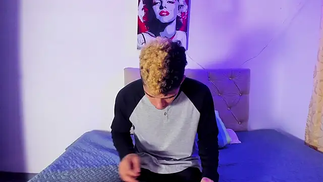 Snapshot of wyatt_3 chatting on 10.03.25 wyatt 3 online show from 10.03.25