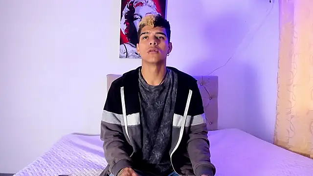 Snapshot of wyatt_3 chatting on 10.04.25 wyatt 3 online show from 10.04.25