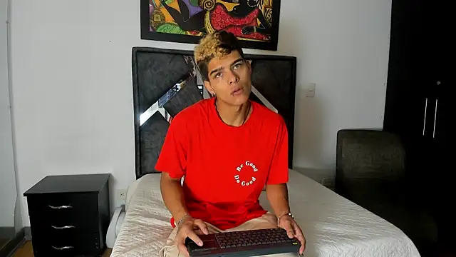 Snapshot of wyatt_3 chatting on 10.06.25 wyatt 3 online show from 10.06.25