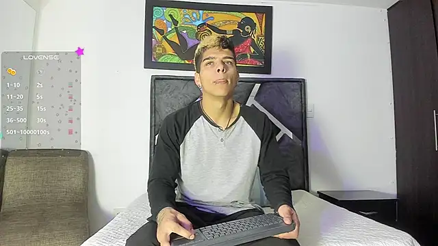 Snapshot of wyatt_3 chatting on 10.08.25 wyatt 3 online show from 10.08.25