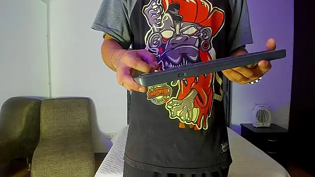 Snapshot of wyatt_3 chatting on 10.10.25 wyatt 3 online show from 10.10.25