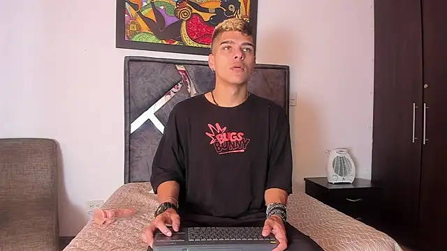 Snapshot of wyatt_3 chatting on 10.13.25 wyatt 3 online show from 10.13.25