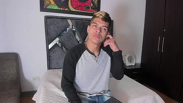 Snapshot of wyatt_3 chatting on 10.17.25 wyatt 3 online show from 10.17.25