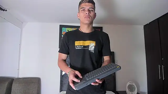 Snapshot of wyatt_3 chatting on 10.29.25 wyatt 3 online show from 10.29.25