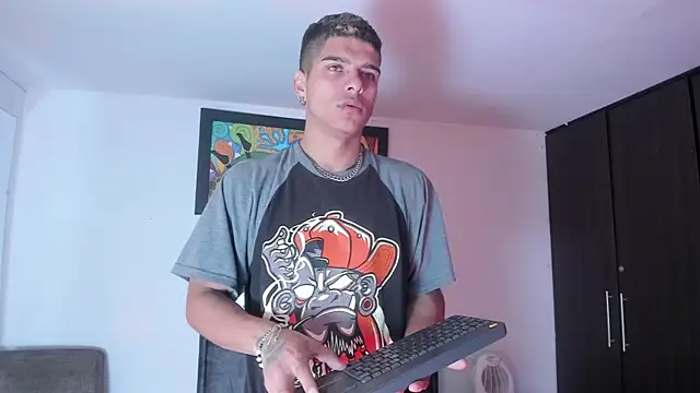 Snapshot of wyatt_3 chatting on 11.02.25 wyatt 3 online show from 11.02.25