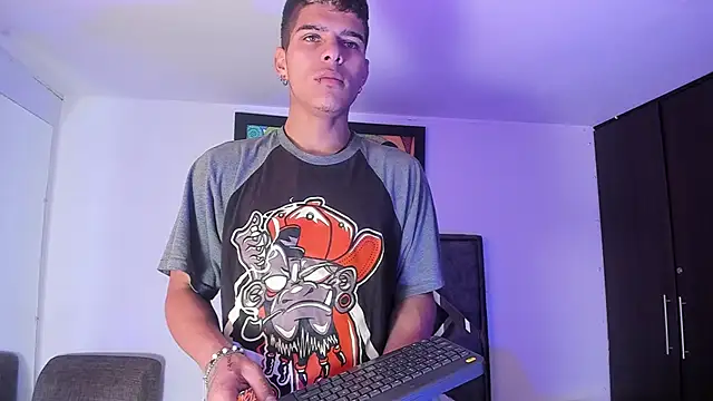 Snapshot of wyatt_3 chatting on 11.08.25 wyatt 3 online show from 11.08.25