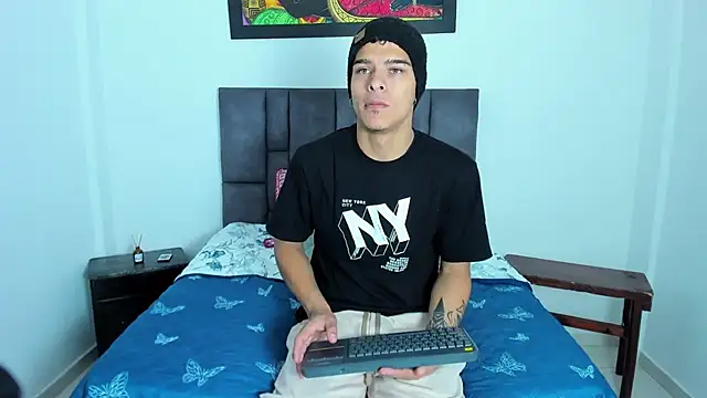 Snapshot of wyatt_3 chatting on 11.21.25 wyatt 3 online show from 11.21.25