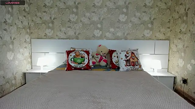 Snapshot of mishapallmer chatting on 12.15.25 mishapallmer online show from 12.15.25