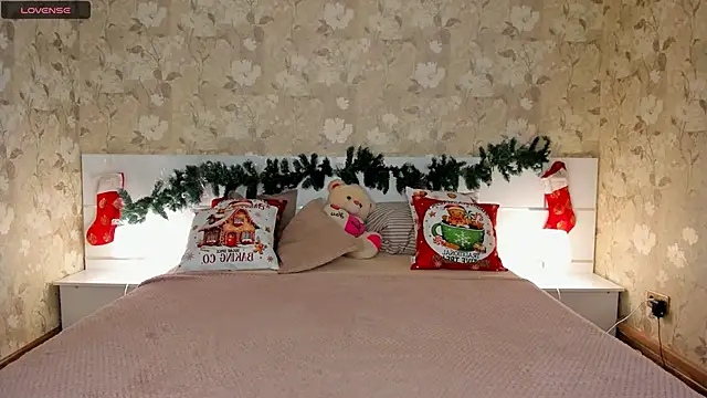 Snapshot of mishapallmer chatting on 12.20.25 mishapallmer online show from 12.20.25