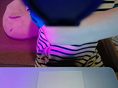 Snapshot of ahoa_Tk chatting on 11.13.25 ahoa Tk online show from 11.13.25