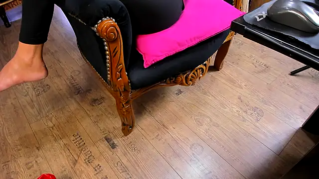 Snapshot of TaylorGrace chatting on 10.17.25 TaylorGrace online show from 10.17.25