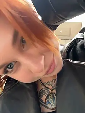 Snapshot of RosieSecret chatting on 10.12.25 RosieSecret online show from 10.12.25