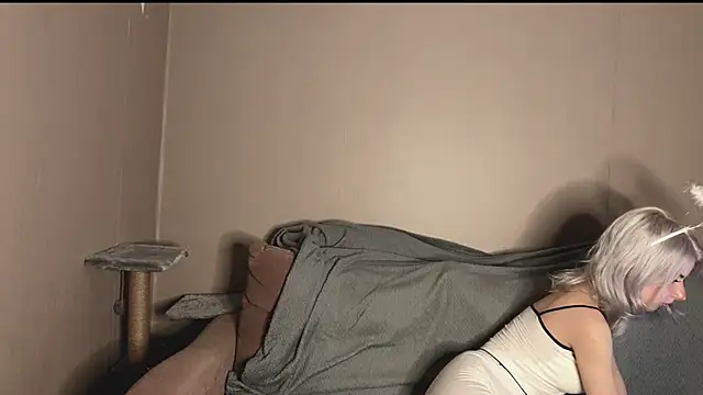 Snapshot of snowy_lisa chatting on 10.22.25 snowy lisa online show from 10.22.25