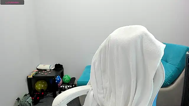 juliamurr 18 online show from 10.29.25