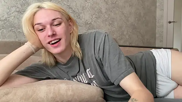 Snapshot of evelina228 chatting on 09.19.25 evelina228 online show from 09.19.25