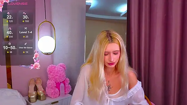 Snapshot of Monica_Leen chatting on 09.19.25 Monica Leen online show from 09.19.25