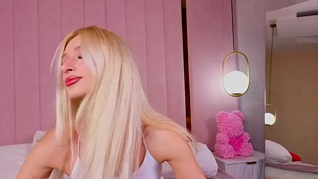 Snapshot of Monica_Leen chatting on 10.08.25 Monica Leen online show from 10.08.25