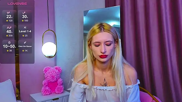 Snapshot of Monica_Leen chatting on 10.23.25 Monica Leen online show from 10.23.25