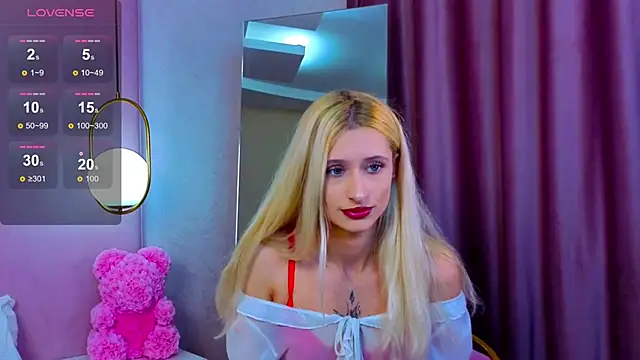 Snapshot of Monica_Leen chatting on 10.27.25 Monica Leen online show from 10.27.25