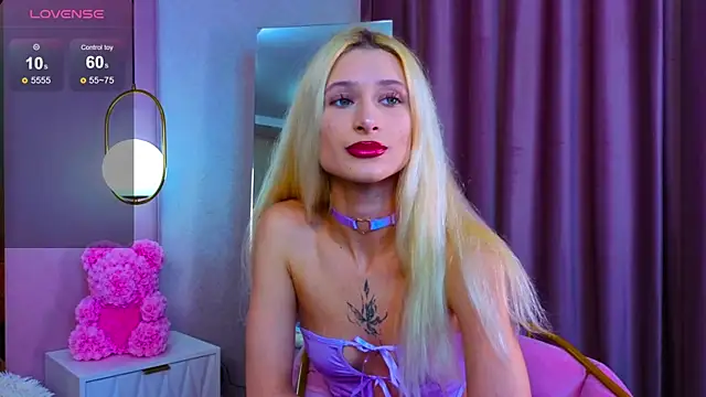 Snapshot of Monica_Leen chatting on 10.30.25 Monica Leen online show from 10.30.25