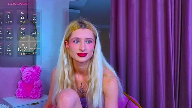 Snapshot of Monica_Leen chatting on 11.08.25 Monica Leen online show from 11.08.25