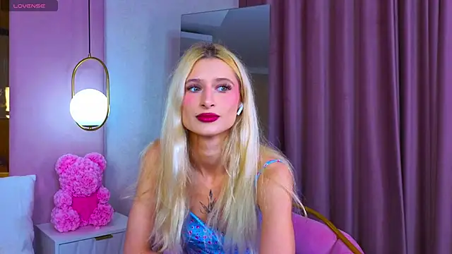 Snapshot of Monica_Leen chatting on 11.11.25 Monica Leen online show from 11.11.25