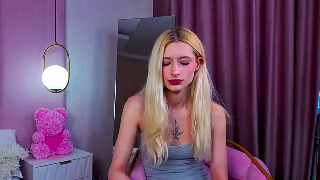 Snapshot of Monica_Leen chatting on 11.18.25 Monica Leen online show from 11.18.25