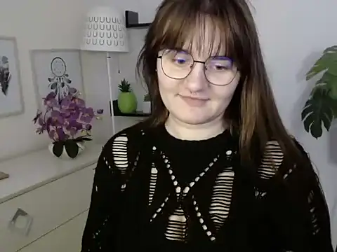 Snapshot of Julie_Diamond chatting on 10.27.25 Julie Diamond online show from 10.27.25