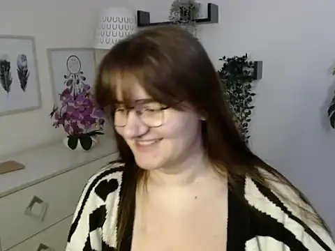 Snapshot of Julie_Diamond chatting on 11.12.25 Julie Diamond online show from 11.12.25