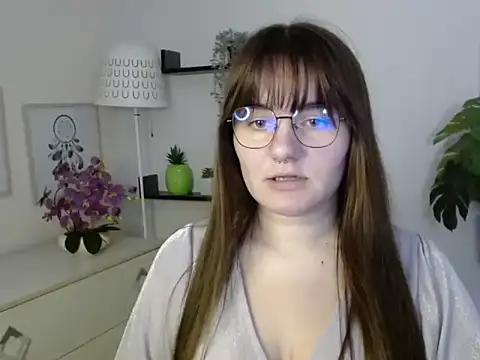 Snapshot of Julie_Diamond chatting on 11.18.25 Julie Diamond online show from 11.18.25