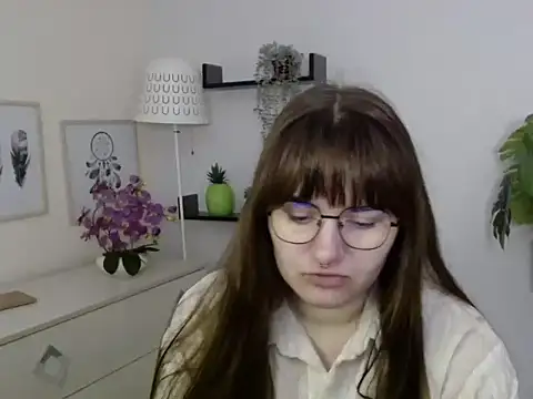 Snapshot of Julie_Diamond chatting on 11.24.25 Julie Diamond online show from 11.24.25