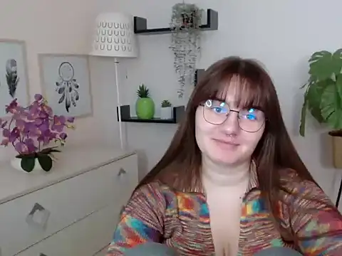 Snapshot of Julie_Diamond chatting on 11.28.25 Julie Diamond online show from 11.28.25