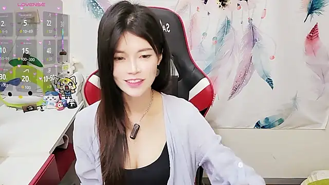 Snapshot of Alina10932 chatting on 11.25.25 Alina10932 online show from 11.25.25