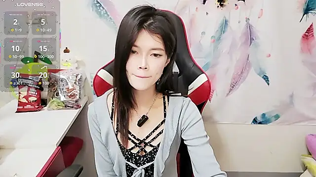 Snapshot of Alina10932 chatting on 12.15.25 Alina10932 online show from 12.15.25