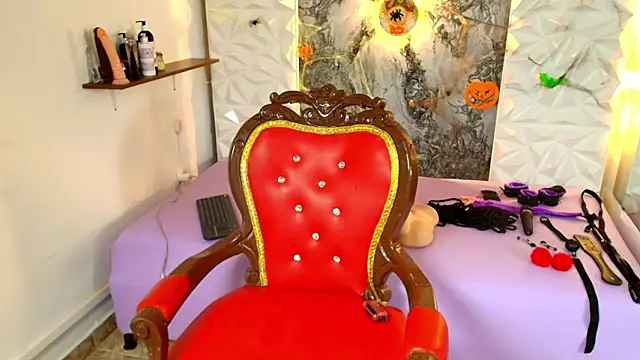 Snapshot of Luciana_r chatting on 10.29.25 Luciana r online show from 10.29.25