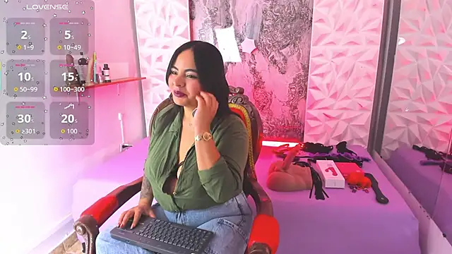 Snapshot of Luciana_r chatting on 11.15.25 Luciana r online show from 11.15.25