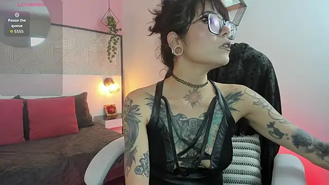 Snapshot of Esmeralda_CO chatting on 10.10.25 Esmeralda CO online show from 10.10.25