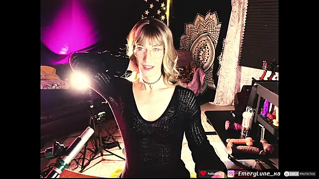 EmeryLune xo online show from 06.10.26