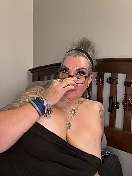 Snapshot of dieseldame1313 chatting on 10.30.25 dieseldame1313 online show from 10.30.25