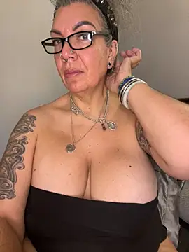 Snapshot of dieseldame1313 chatting on 11.24.25 dieseldame1313 online show from 11.24.25