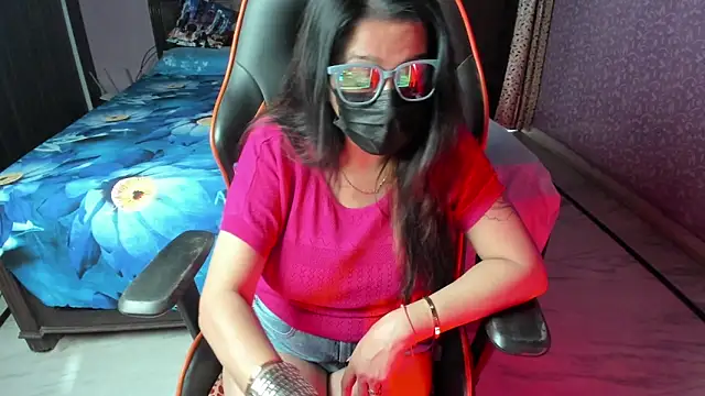 Snapshot of ShylaGill chatting on 10.04.25 ShylaGill online show from 10.04.25