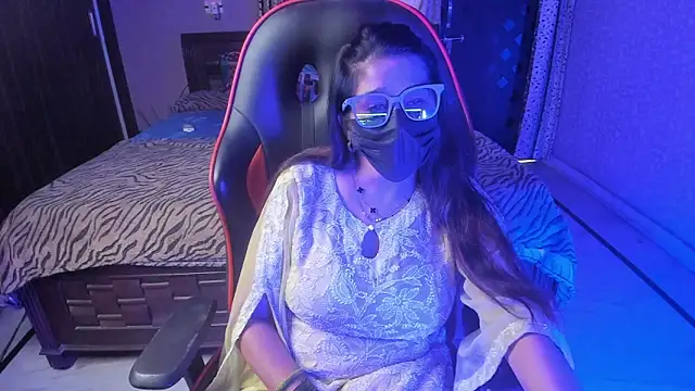 Snapshot of ShylaGill chatting on 10.18.25 ShylaGill online show from 10.18.25