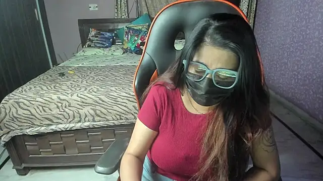 Snapshot of ShylaGill chatting on 10.26.25 ShylaGill online show from 10.26.25