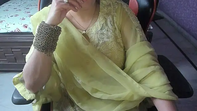 Snapshot of ShylaGill chatting on 12.02.25 ShylaGill online show from 12.02.25