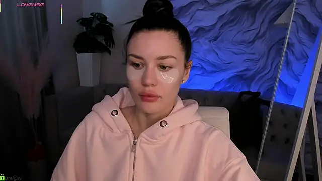 Aria Mila online show from 03.17.26