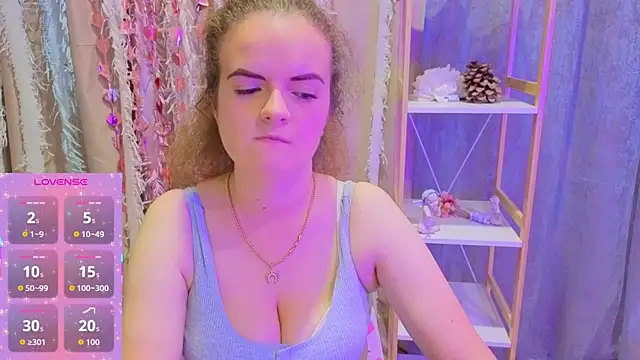 Snapshot of Luisa_Rosee chatting on 10.28.25 Luisa Rosee online show from 10.28.25