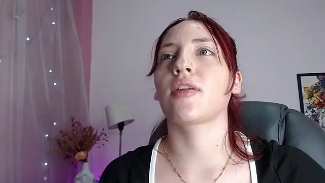 Snapshot of Lulugh_ chatting on 12.04.25 Lulugh online show from 12.04.25